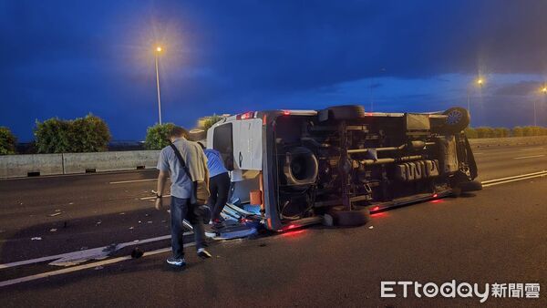 ▲▼國道1號台南下營段，自小客與廂型車車禍釀7人送醫。（圖／記者林東良翻攝）