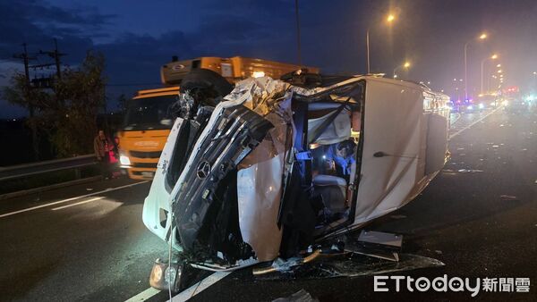 ▲▼國道1號台南下營段，自小客與廂型車車禍釀7人送醫。（圖／記者林東良翻攝）
