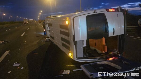 ▲▼國道1號台南下營段，自小客與廂型車車禍釀7人送醫。（圖／記者林東良翻攝）