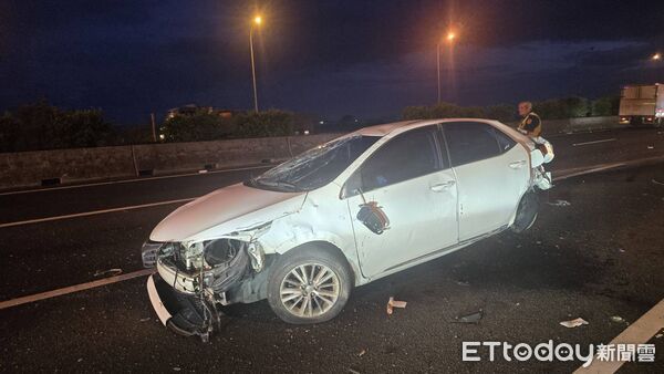 ▲▼國道1號台南下營段，自小客與廂型車車禍釀7人送醫。（圖／記者林東良翻攝）