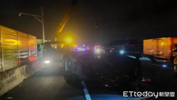▲▼自小貨車國道遭追撞側翻，車上生魷魚散落路面阻塞2個車道。（圖／民眾提供，下同）