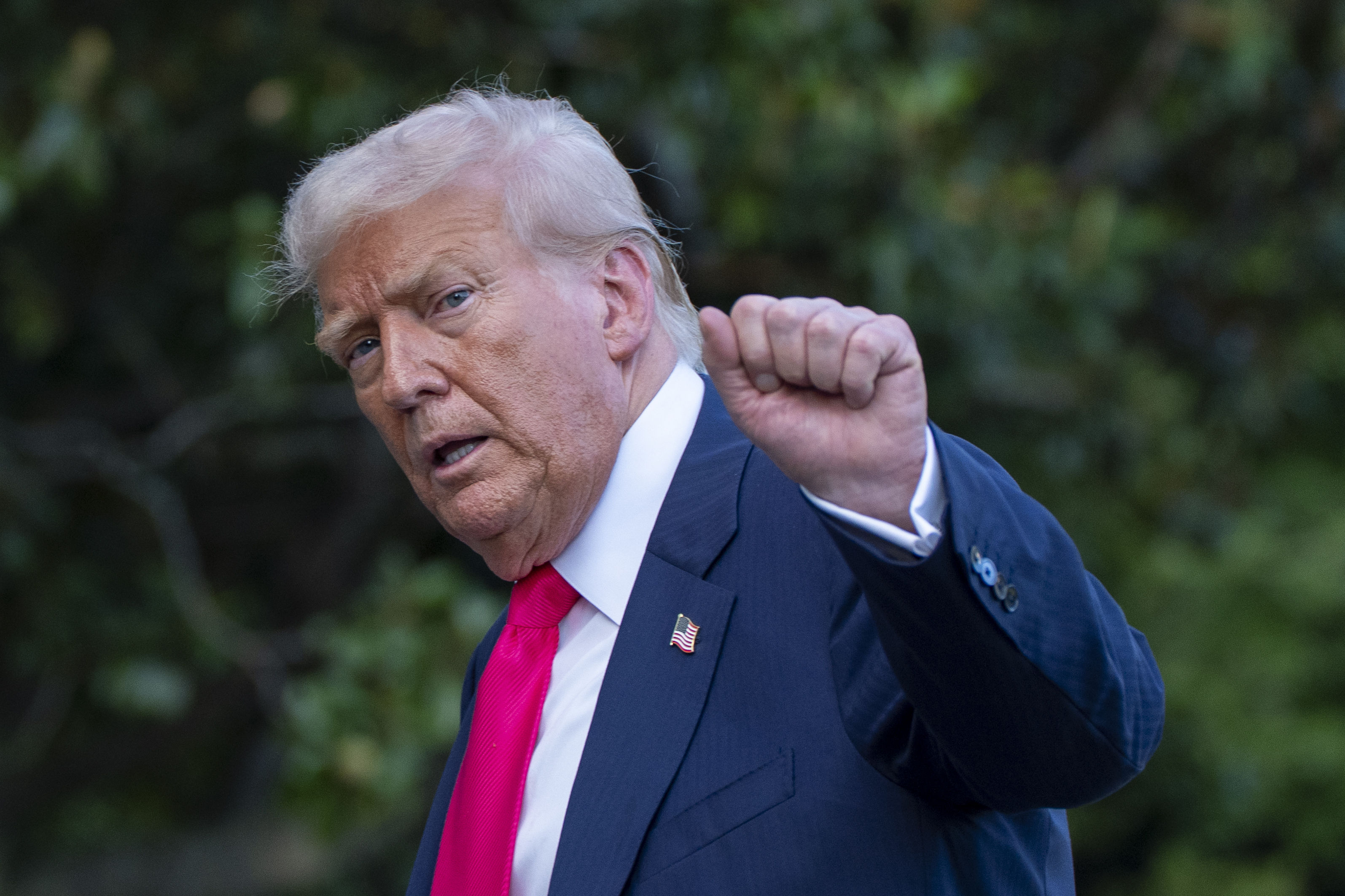 ▲▼美國總統川普15日抵達華府白宮南草坪,走下海軍陸戰隊一號時緊握拳頭。(圖/達志影像/美聯社)