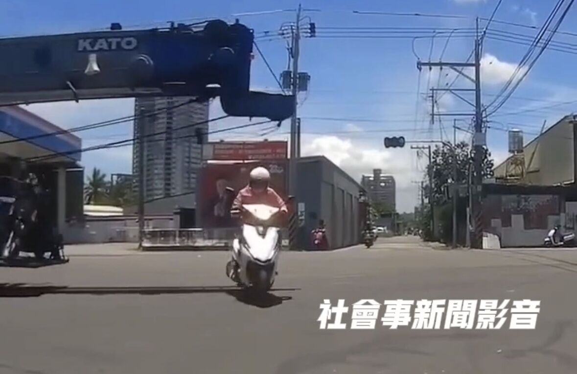 ▲▼高雄吊車闖紅燈！吊臂險成血滴子奪命　女騎士低頭閃過驚險瞬間曝。（圖／翻攝社會事新聞影音）