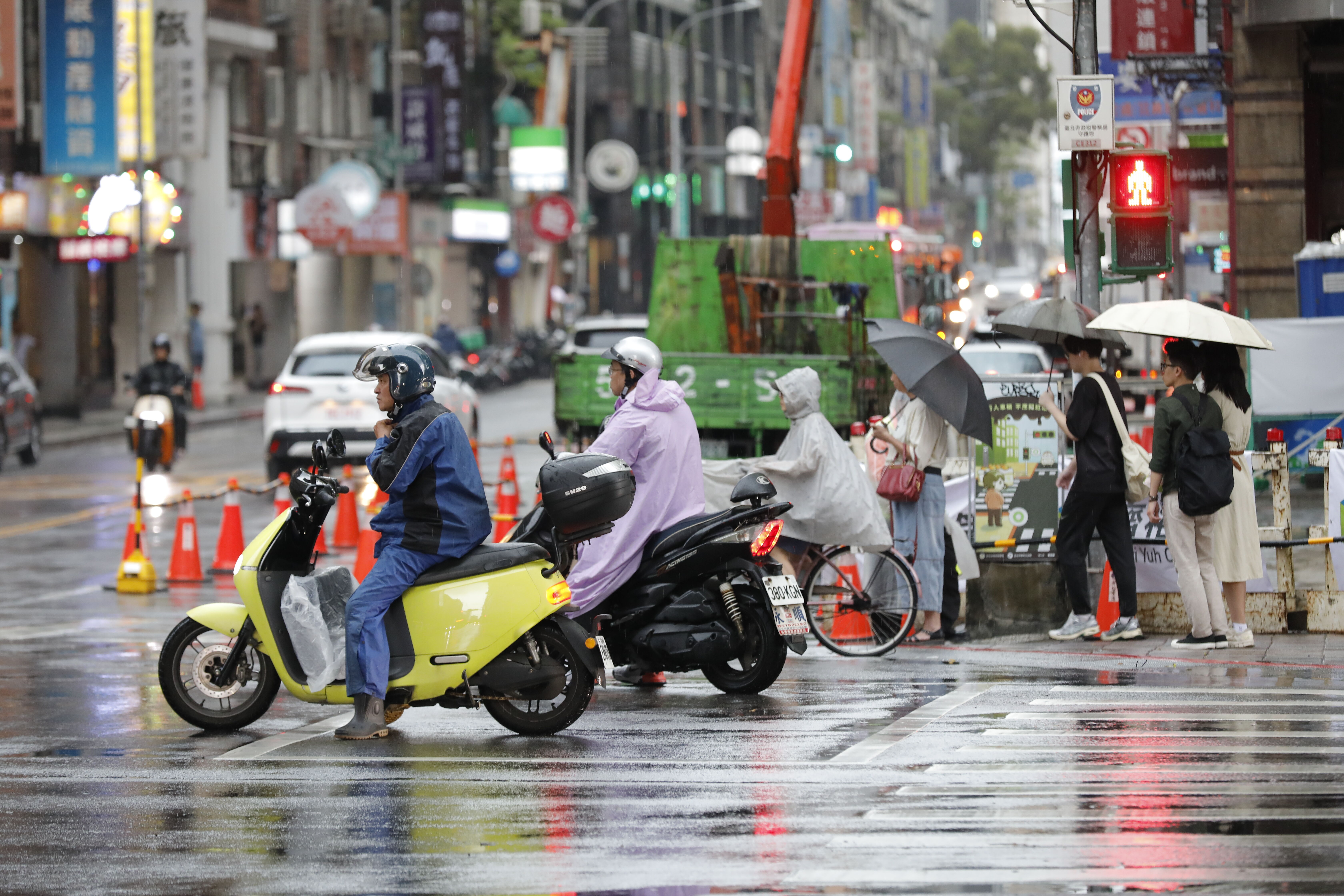 ▲▼受午後對流旺盛影響，台北市區下午雷聲大作閃電頻頻，降下傾盆大雨。（圖／記者湯興漢攝）