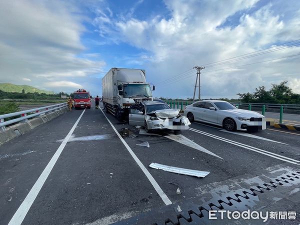 ▲枋山鄉臺1線枋山大橋北端交通事故。（圖／記者陳崑福翻攝）