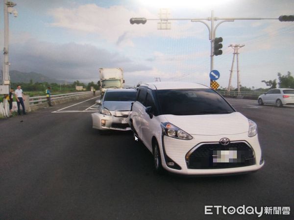 ▲枋山鄉臺1線枋山大橋北端交通事故。（圖／記者陳崑福翻攝）