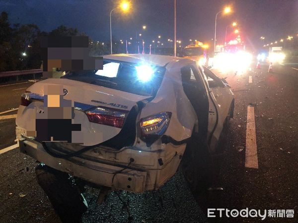 ▲國道1號下營段發生自小客與廂型車碰撞事故，廂型車當場側翻，造成9人受傷送醫。（記者林東良翻攝，下同）