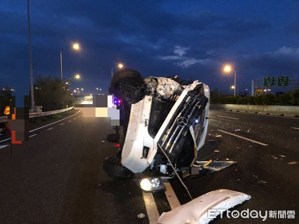 ▲國道1號下營段發生自小客與廂型車碰撞事故，廂型車當場側翻，造成9人受傷送醫。（記者林東良翻攝，下同）