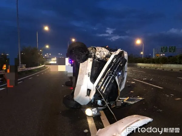 ▲國道1號下營段發生自小客與廂型車碰撞事故，廂型車當場側翻，造成9人受傷送醫。（記者林東良翻攝，下同）