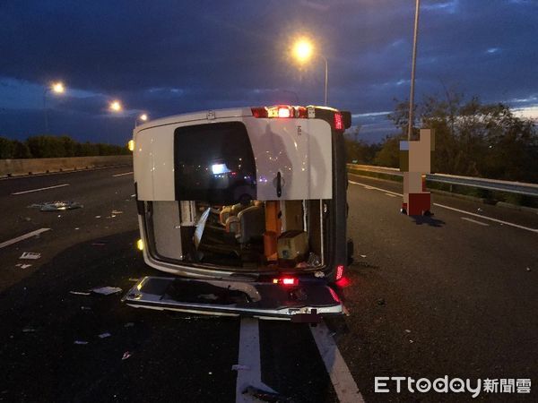 ▲國道1號下營段發生自小客與廂型車碰撞事故，廂型車當場側翻，造成9人受傷送醫。（記者林東良翻攝，下同）