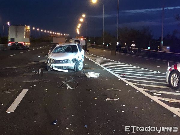 ▲國道1號下營段發生自小客與廂型車碰撞事故，廂型車當場側翻，造成9人受傷送醫。（記者林東良翻攝，下同）