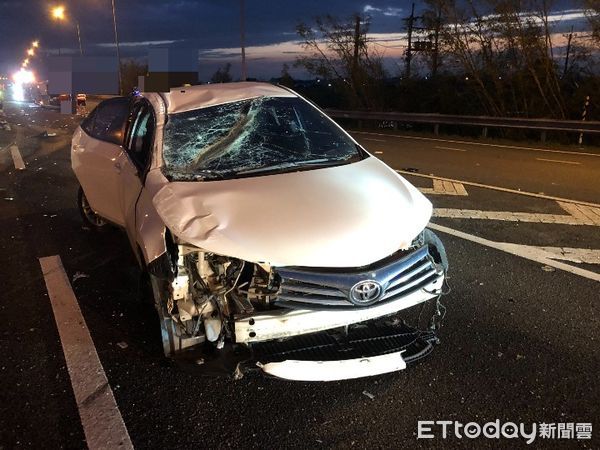 ▲國道1號下營段發生自小客與廂型車碰撞事故，廂型車當場側翻，造成9人受傷送醫。（記者林東良翻攝，下同）