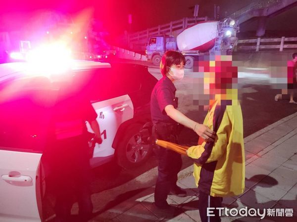 ▲東港警分局員警找到陳姓老翁。（圖／記者陳崑福翻攝）