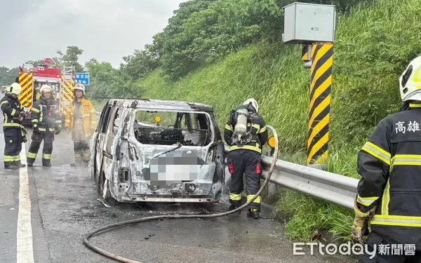 ▲▼今（16）日上午8時13分許，國道10號西向16.8公里處（燕巢路段）發生一起自小客車火燒車事件。（圖／記者吳世龍翻攝）