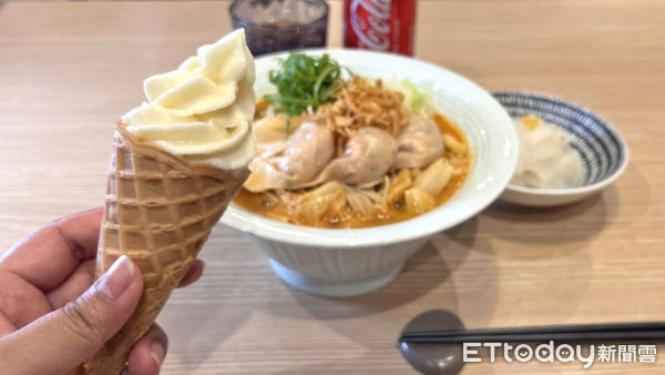▲雙倍舒肥櫻桃鴨雞湯拉麵、叉燒肉燥香米飯、點拉麵送霜淇淋。（圖／樂天皇朝提供）