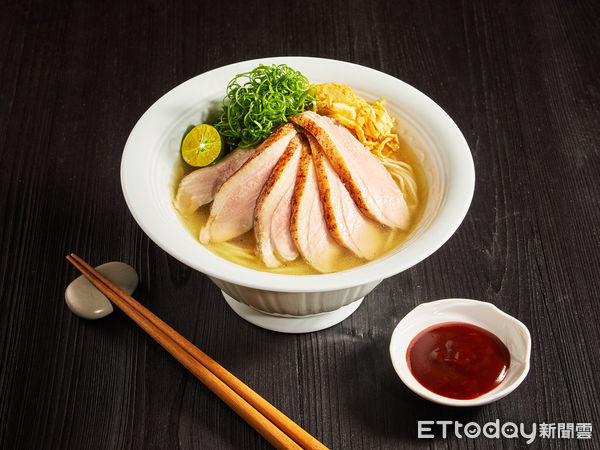 ▲雙倍舒肥櫻桃鴨雞湯拉麵、叉燒肉燥香米飯、點拉麵送霜淇淋。（圖／樂天皇朝提供）