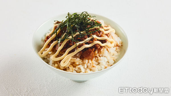 ▲雙倍舒肥櫻桃鴨雞湯拉麵、叉燒肉燥香米飯、點拉麵送霜淇淋。（圖／樂天皇朝提供）