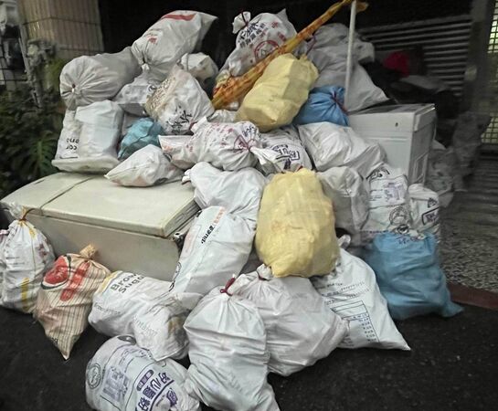 ▲租客落跑，房間堆滿垃圾。（圖／民眾提供）