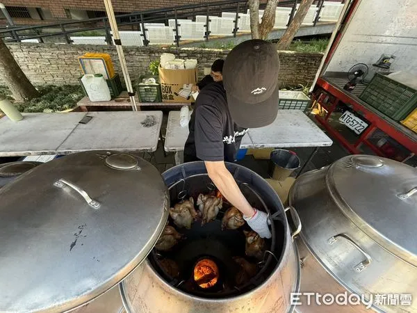 ▲苗栗市「有臂而來」捐血活動，捐血者獲贈1焦熱騰騰的烤全雞，別開生面，吸引大批民眾排隊。（圖／苗栗市公所提供）