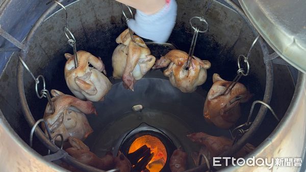 ▲苗栗市「有臂而來」捐血活動，捐血者獲贈1焦熱騰騰的烤全雞，別開生面，吸引大批民眾排隊。（圖／苗栗市公所提供）