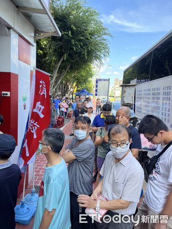 ▲苗栗市「有臂而來」捐血活動，捐血者獲贈1焦熱騰騰的烤全雞，別開生面，吸引大批民眾排隊。（圖／苗栗市公所提供）