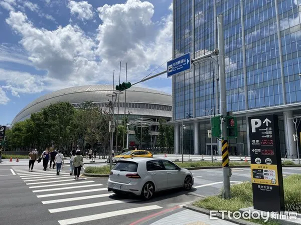 ▲▼包含台北大巨蛋園區在內，全台超過千處「城市車旅」停車場開放eTag停車會員免。（圖／遠通電收提供）