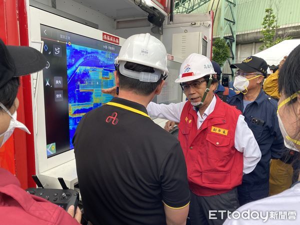 ▲▼ 小港人氣炸！電池工廠狂燒「火場仍有40度高溫」　陳其邁下令徹查。（圖／記者賴文萱翻攝）