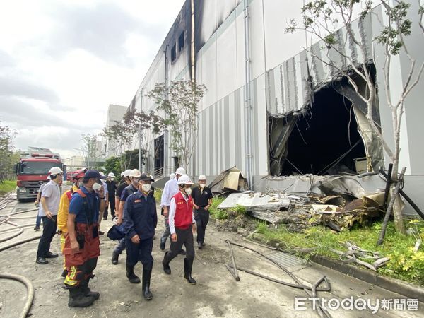 ▲▼ 小港人氣炸！電池工廠狂燒「火場仍有40度高溫」　陳其邁下令徹查。（圖／記者賴文萱翻攝）