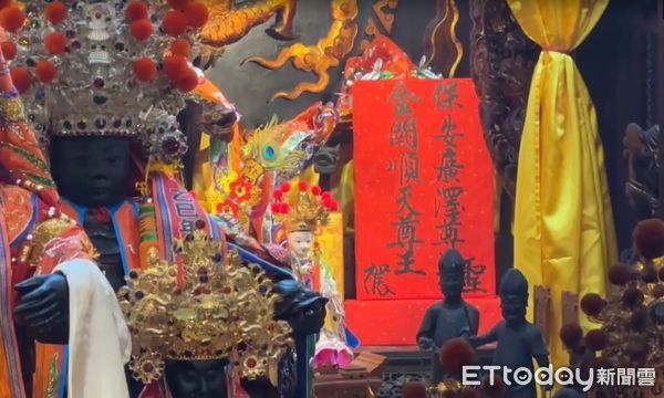 ▲普濟殿王巡醮期間，正殿兩側供奉西羅殿與馬公廟神尊聖位，象徵神靈無形到場。（記者林東良翻攝，下同）