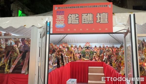 ▲普濟殿王巡醮期間，正殿兩側供奉西羅殿與馬公廟神尊聖位，象徵神靈無形到場。（記者林東良翻攝，下同）