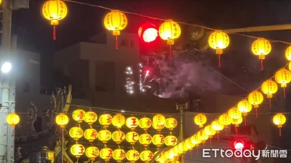 ▲普濟殿王巡醮期間，正殿兩側供奉西羅殿與馬公廟神尊聖位，象徵神靈無形到場。（記者林東良翻攝，下同）