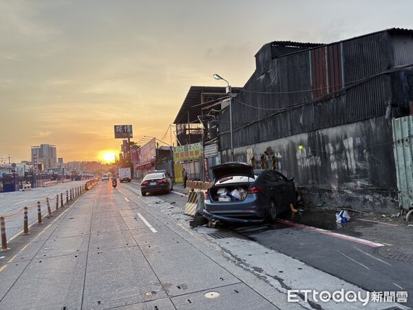 ▲▼郭女開車自撞水泥護欄，失去意識送醫搶救中             。（圖／記者陳以昇翻攝）