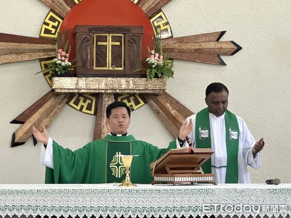 ▲▼天主教嘉義教區聖若望主教座堂神父狄鐸(右）、潘文偉一同帶領教友為遭電擊的李姓員工祈禱 。           。（圖／記者潘鳳威攝）