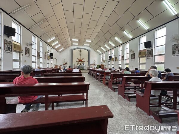 ▲▼天主教嘉義教區聖若望主教座堂神父狄鐸(右）、潘文偉一同帶領教友為遭電擊的李姓員工祈禱 。           。（圖／記者潘鳳威攝）