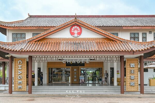 ▲▼CHAGEE 霸王茶姬 馬來西亞最大水上漂浮屋門市。（圖／部落客周花花授權提供）