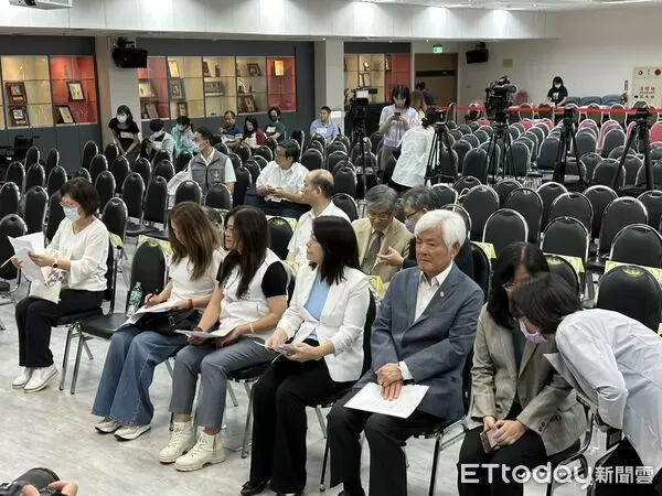 ▲▼立法院內政委員會今（16日）上午考察「台北市中山區7月26日罷免投開票所規劃」，包括國民黨立委許宇甄、徐欣瑩，無黨籍立委高金素梅，及民眾黨立委麥玉珍都出席，出席官員則有中選會主委李進勇。（圖／記者詹詠淇攝）