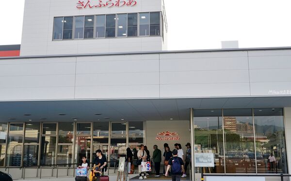 ▲▼商船三井Sunflower號夜間郵輪。（圖／部落客Mika出走美食日誌授權提供）