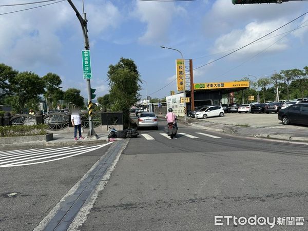 ▲汽車從後方追撞女騎士，騎士家屬放棄急救。（圖／記者陳以昇翻攝）