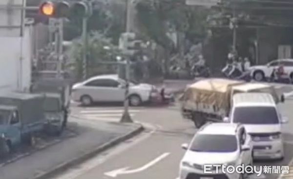 ▲汽車從後方追撞女騎士，騎士家屬放棄急救。（圖／記者陳以昇翻攝）