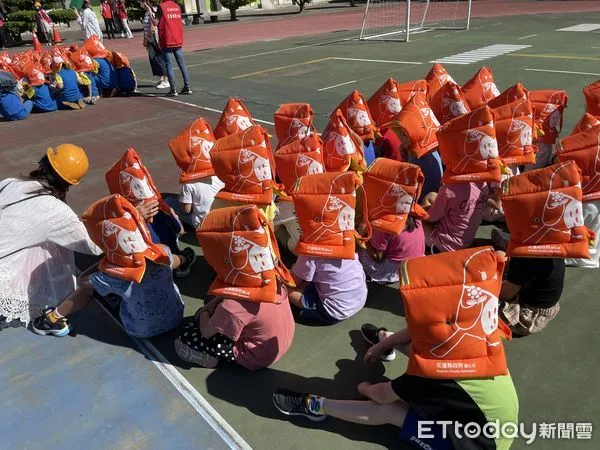 ▲▼縣府為新生準備3,100頂防災頭套，讓安全意識在校園文化中發展起來。（圖／花蓮縣政府提供，下同）