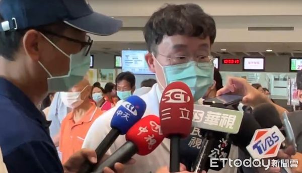 ▲總統賴清德偕經濟部長郭智輝，專程前往醫院探視慰問李員及家屬，賴總統請醫院全力搶救期早日恢復。（圖／記者林東良翻攝，下同）