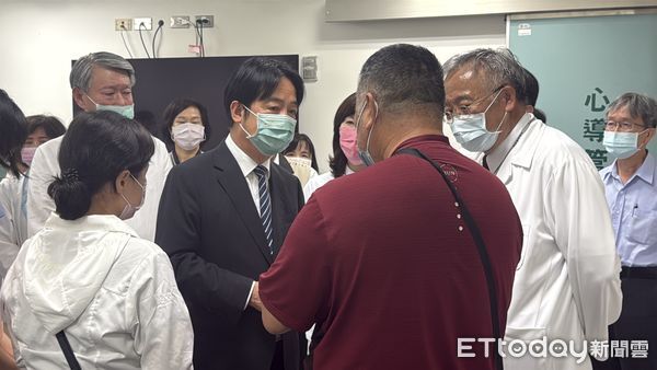 ▲總統賴清德偕經濟部長郭智輝，專程前往醫院探視慰問李員及家屬，賴總統請醫院全力搶救期早日恢復。（圖／記者林東良翻攝，下同）