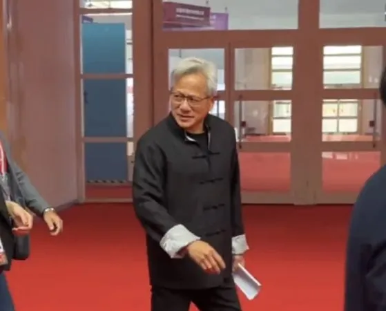 ▲▼黃仁勳「唐裝」亮相鏈博會：中國AI模型是世界級的。（圖／翻攝中新網）