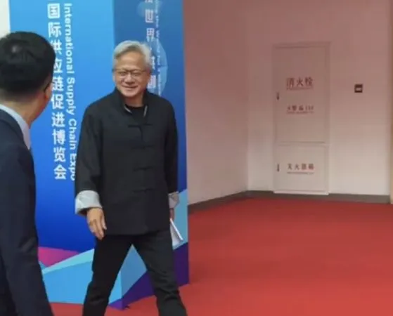 ▲▼黃仁勳「唐裝」亮相鏈博會：中國AI模型是世界級的。（圖／翻攝中新網）