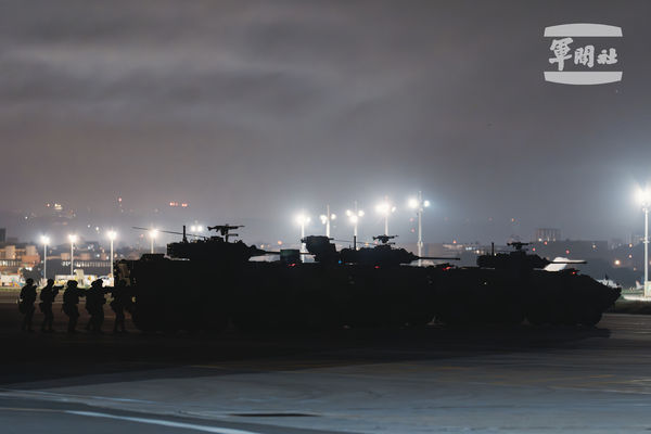 ▲33化兵群運用發煙車掩蔽我方部隊的機動部署。（圖／軍聞社提供）