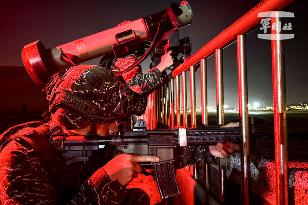 ▼陸戰66旅官兵用標槍飛彈對敵實施打擊。（圖／軍聞社提供）