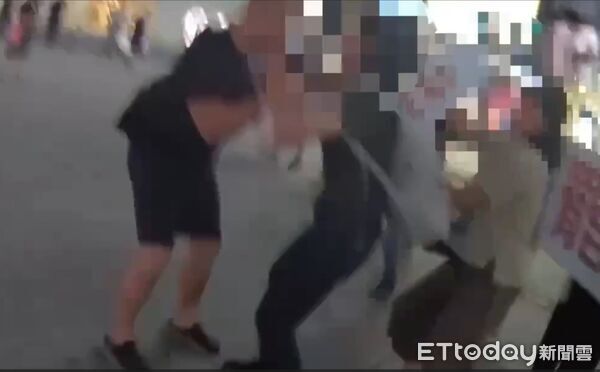 ▲▼罷免投票在即，他搶罷免支持者麥克風遭法辦。（圖／記者邱中岳翻攝）