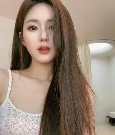 ▲趙露思手臂出現大片白粉。（圖／翻攝自微博）