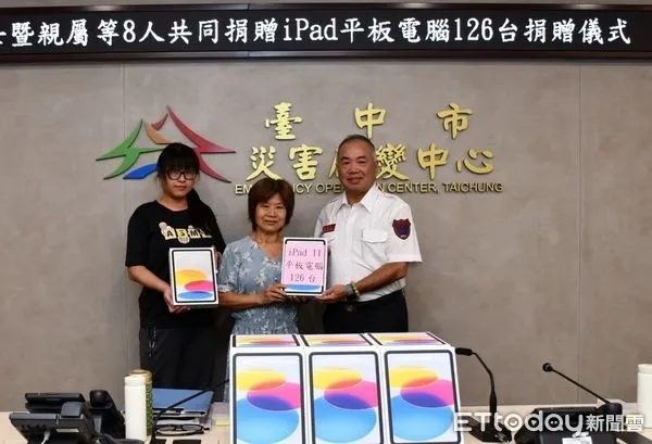 ▲▼國小退休老師王譽潤（中）揪7名家人合資，捐給台中消防局平板電腦。（圖／台中消防局提供，下同）