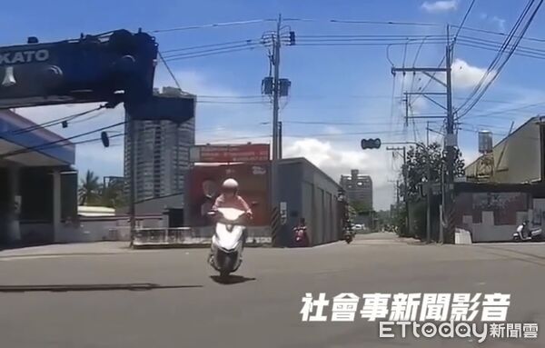 ▲▼高雄吊車闖紅燈！吊臂險成血滴子奪命　女騎士低頭閃過驚險瞬間曝。（圖／翻攝社會事新聞影音）
